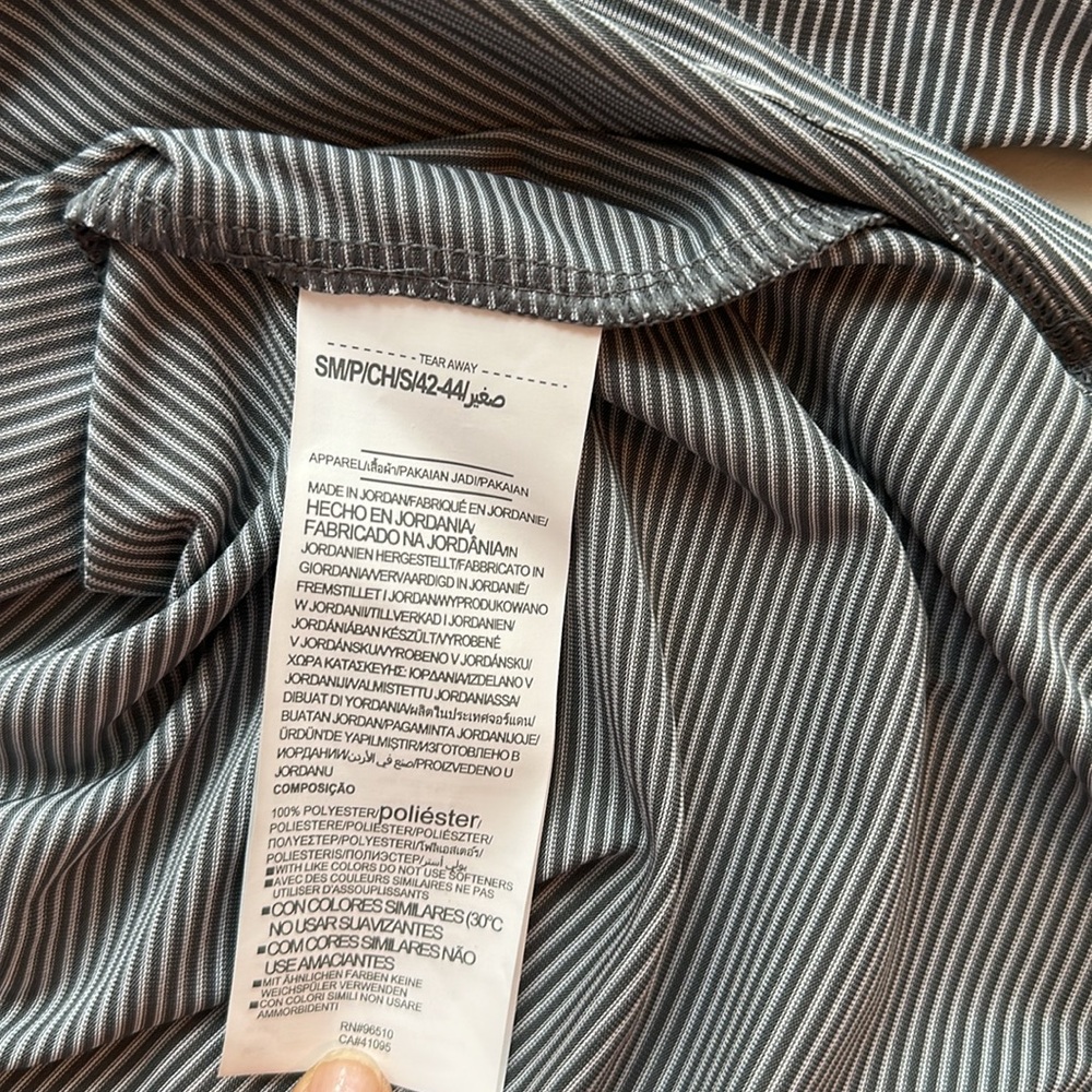 NWT Under Armour Women's Gray Striped Long Sleeves Shirt Size  S/M. - Picture 10 of 11